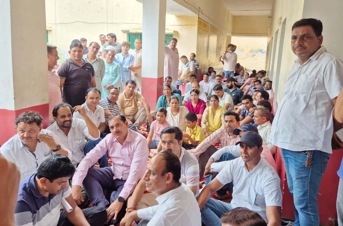 शामली में शिक्षक संघों का धरना प्रदर्शन, लंबित वेतन एवं फार्म संशोधन पर नाराजगी