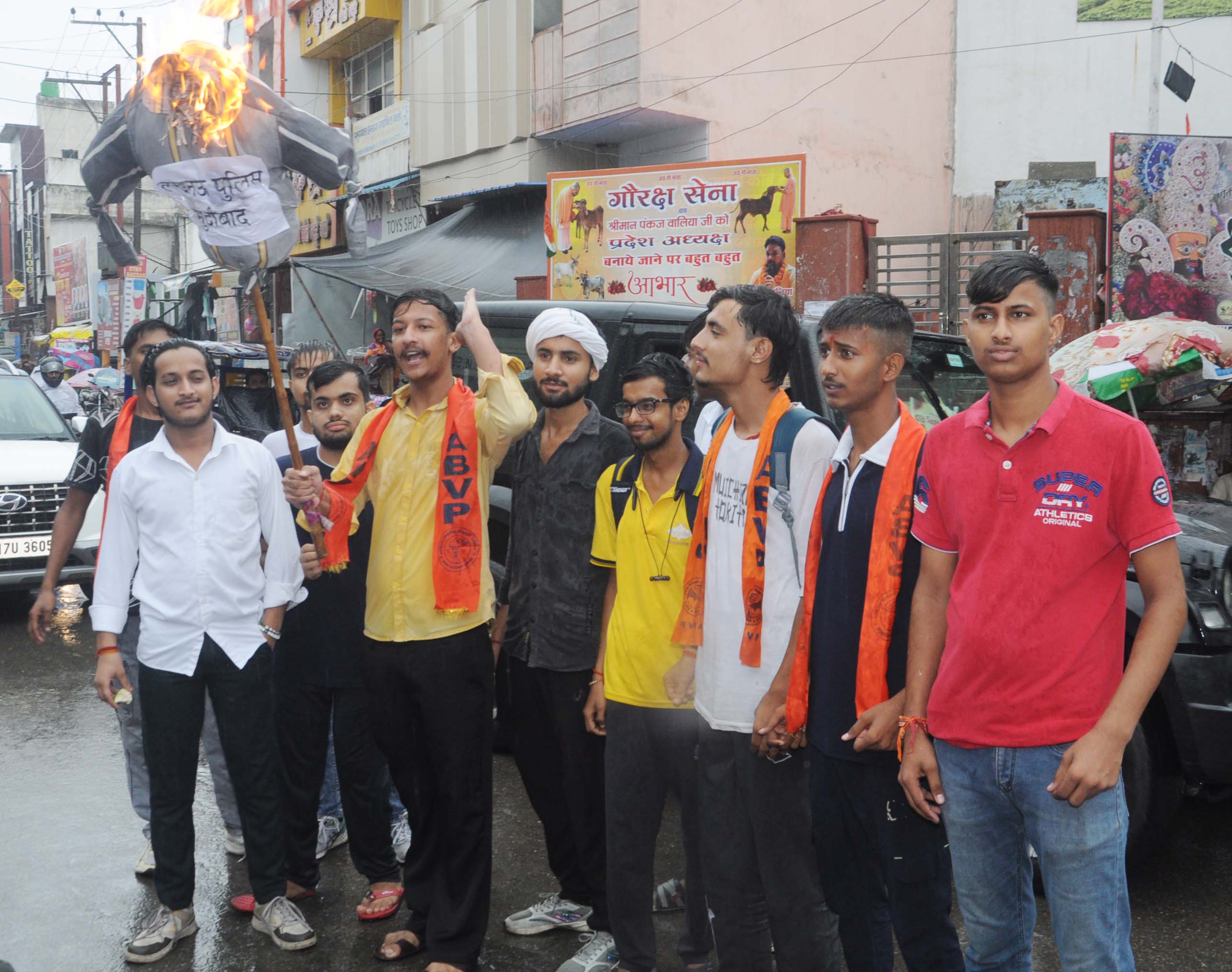 शामली में ABVP ने लखनऊ लाठीचार्ज के विरोध में पुलिस का पुतला दहन किया