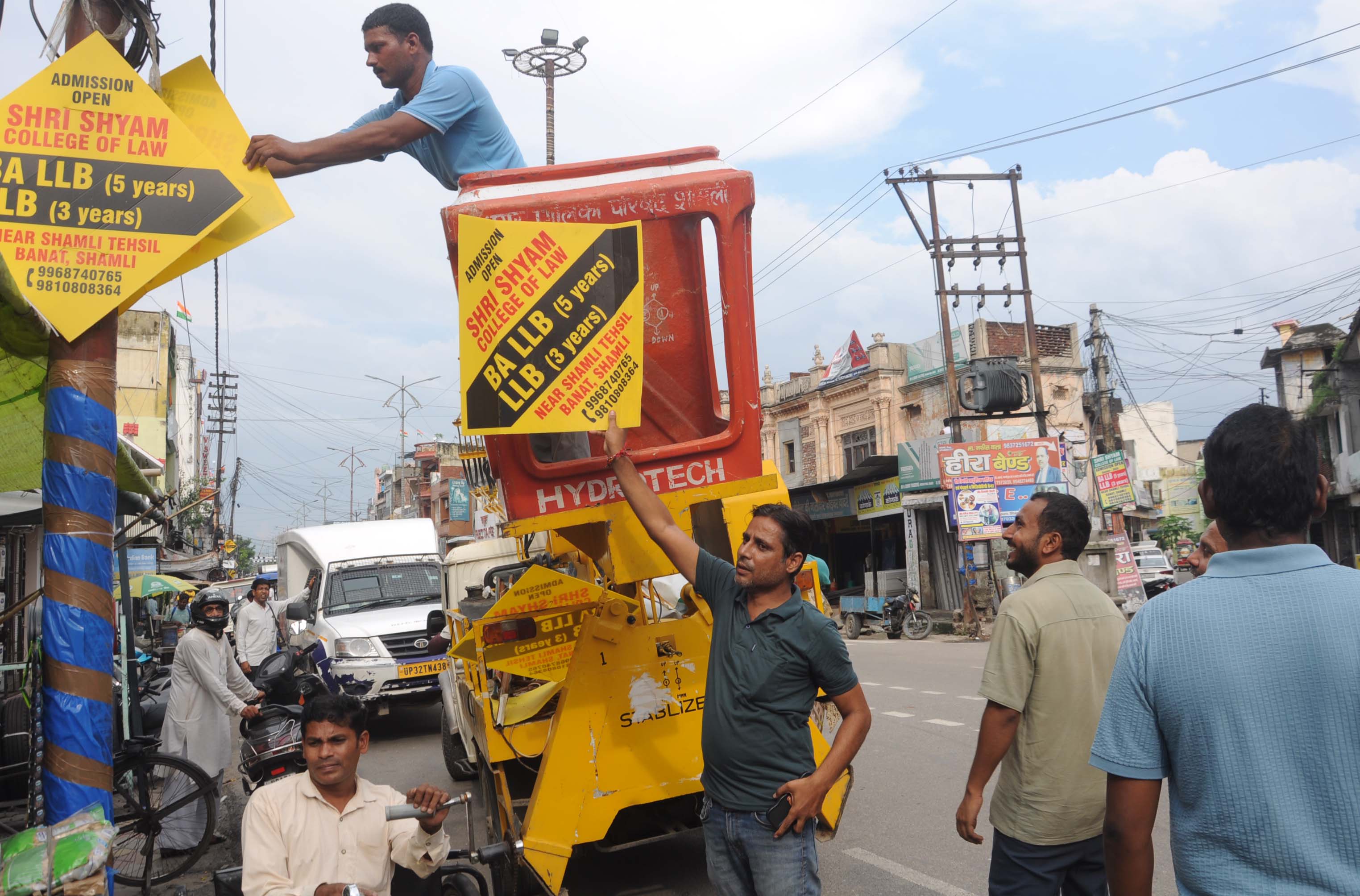 शामली में अवैध होर्डिंग हटाने का अभियान शुरू, नगर पालिका ने दर्जनों बैनर किए जब्त