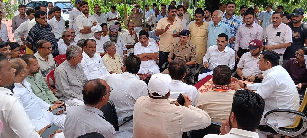 मुजफ्फरनगर: प्रभारी मंत्री सोमेंद्र तोमर ने बाढ़ क्षेत्र का निरीक्षण किया, ग्रामीणों की समस्याएं सुनीं