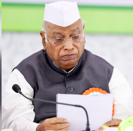 कांग्रेस कार्यसमिति की बैठक में खड़गे ने कहा, 'भाजपा नीतीश कुमार को बोझ मानती है' 