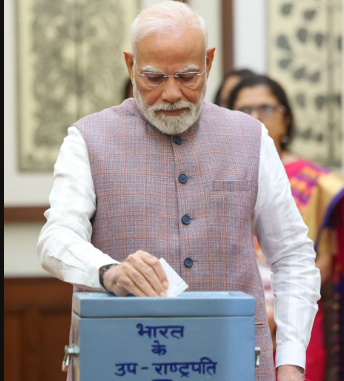 उप राष्ट्रपति चुनाव के लिए मतदान शुरू, प्रधानमंत्री मोदी ने डाला पहला वोट