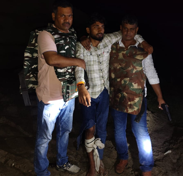 बलिया पुलिस ने शराब लूटकांड के आरोपी 'चेंपू' को मुठभेड़ में किया गिरफ्तार,तमंचा बरामद