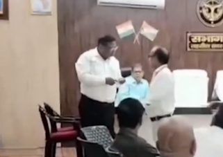 एटा में समाधान दिवस के दौरान अफसरों के बीच तीखी बहस, मंच पर भिड़े DC और PD, वीडियो वायरल