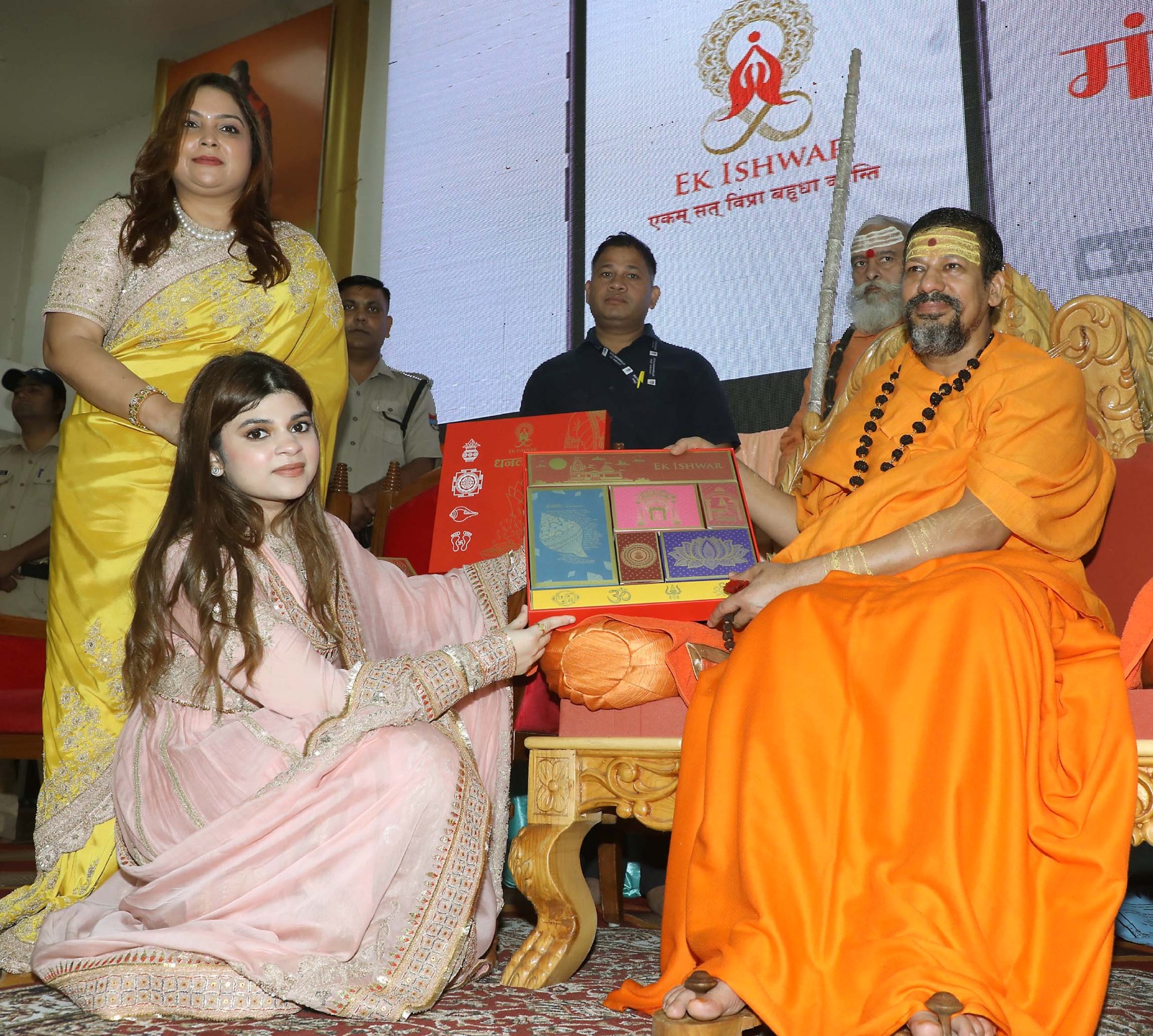 हरिद्वार में कैलाशानंदजी महाराज के आशीर्वाद से ‘एक ईश्वर’ ऐप का शुभारंभ