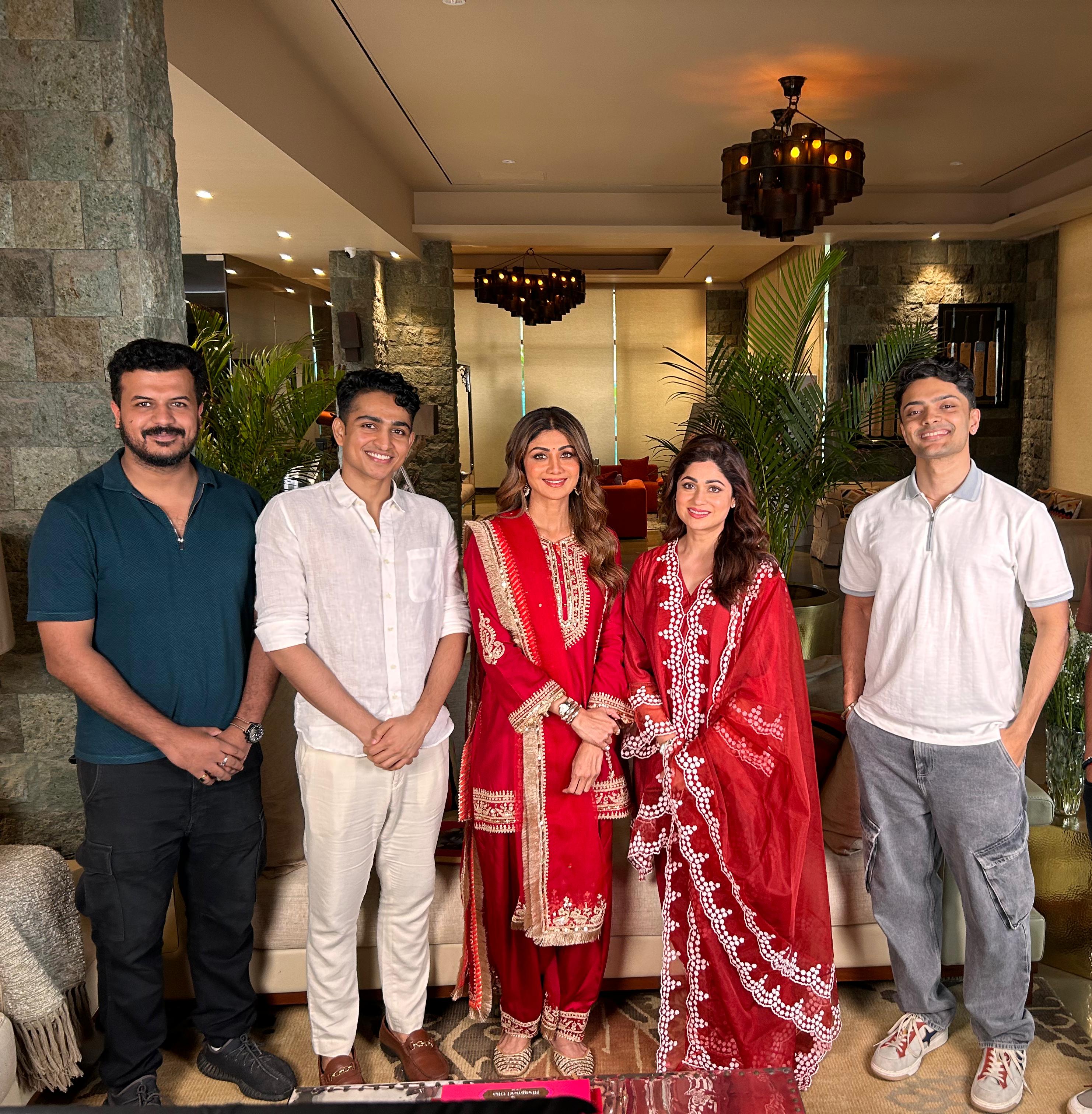 शिल्पा और शमिता शेट्टी बनीं ‘भगवद गीता फॉर ऑल’ अभियान का हिस्सा, दिवाली पर दिया ‘आंतरिक प्रकाश’ का संदेश
