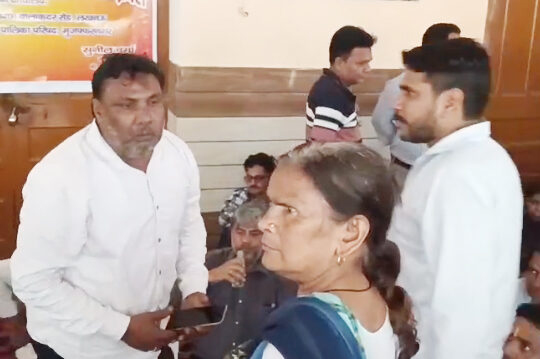 मुज़फ्फरनगर नगरपालिका हड़ताल में टकराव: अध्यक्ष और महिला कर्मचारी के बीच नोकझोंक, वीडियो वायरल