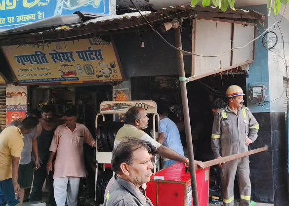 मुजफ्फरनगर में ई-रिक्शा पार्ट्स की दुकान में शॉर्ट सर्किट से लगी आग, फायर ब्रिगेड ने पाया काबू