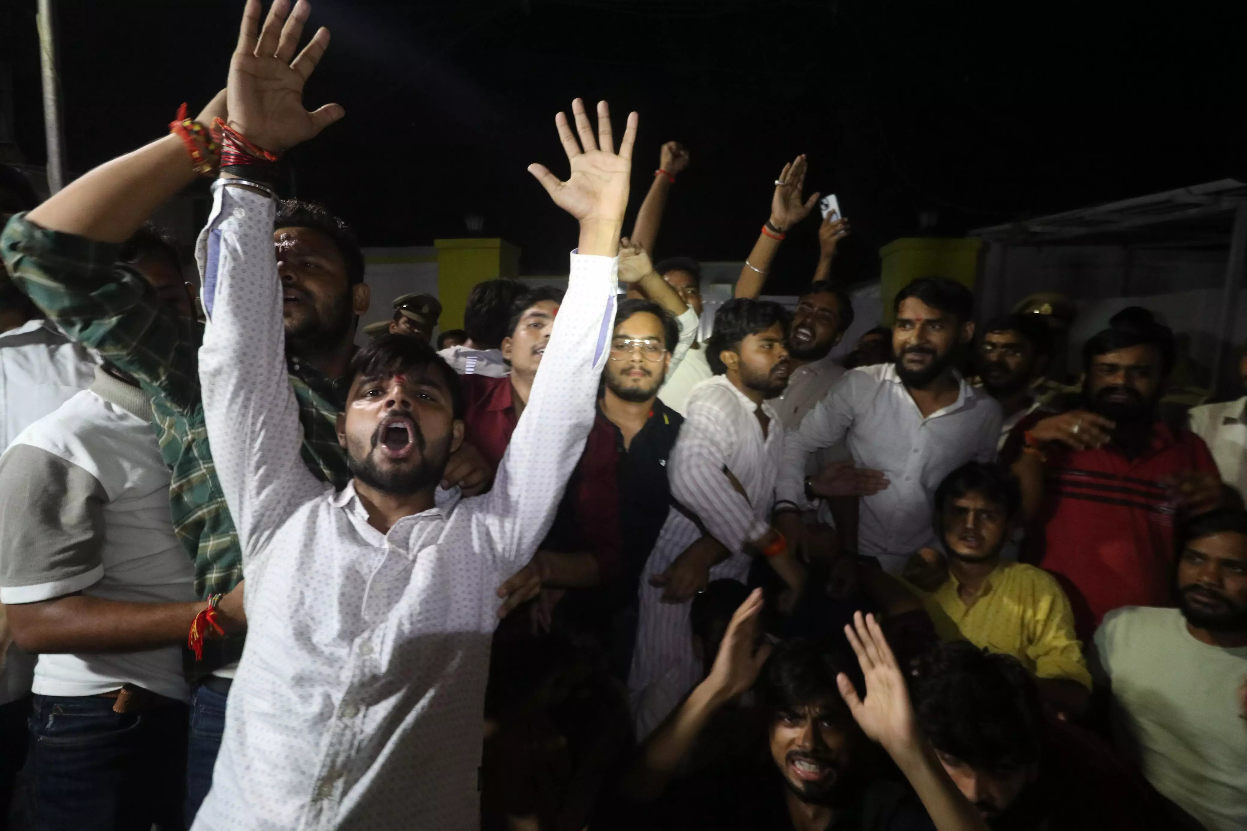 मंत्री ओपी राजभर के आवास पर ABVP कार्यकर्ताओं ने किया हंगामा, पुतला दहन व जमकर हुई नोकझोंक