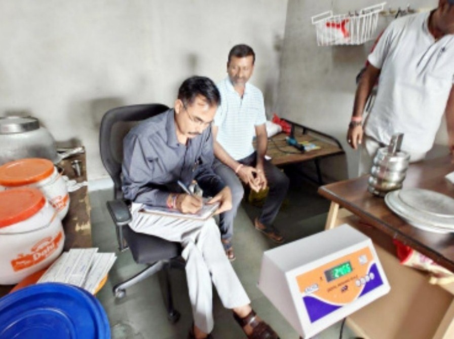 मुजफ्फरनगर में नवरात्र-दशहरा पर मिलावट खोरों पर विभाग का शिकंजा, 11 सैंपल जब्त