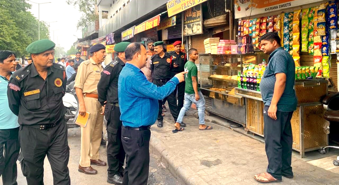 सहारनपुर में अग्रसेन चौक और घंटाघर से निगम ने हटाया अतिक्रमण, जब्त की बैंचें, ठेलियां और काउंटर