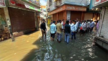 मथुरा में ठाकुर बांकेबिहारी मंदिर के समीप पहुंची बाढ़, दुकानों के अंदर भरा पानी
