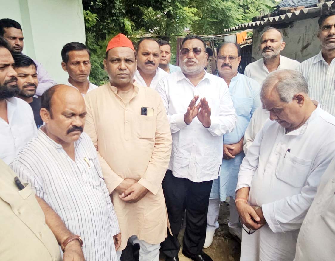 सरकार नहीं बनाएगी घर, तो समाजवादी पार्टी करेगी पीड़ित परिवार की मदद, कादिर राणा ने सौंपी मदद की राशि 