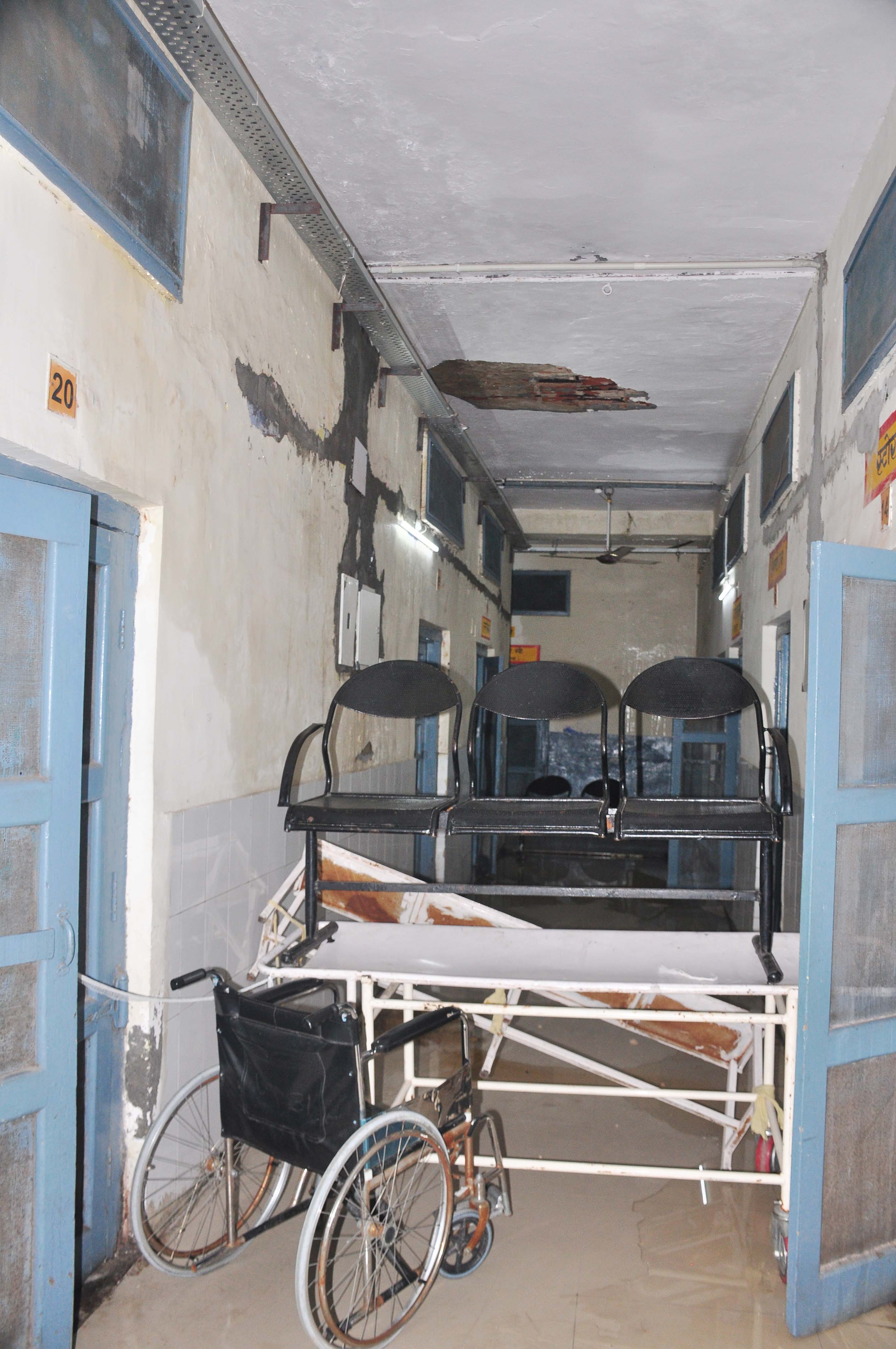 लगातार बारिश से शामली सीएचसी की छतें टपकने लगीं, महिला और जनरल वार्ड बंद