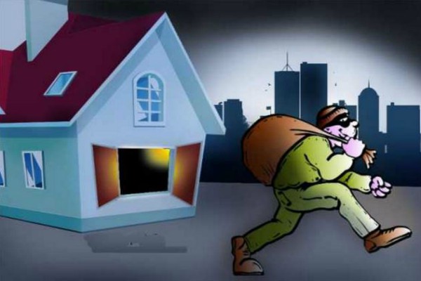 नोएडा में हाईराइज फ्लैट का ताला तोड़कर लाखों की चोरी, सीसीटीवी में कैद हुए चोर
