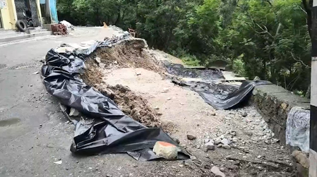 उत्तराखंड के चमोली में भूस्खलन से मकानों में दरार, जिला प्रशासन अलर्ट मोड पर