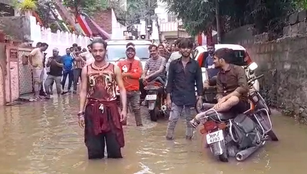 राजस्थान- उदयपुर में आहड़ नदी का उफान, भारी बाढ़ से घर-गाड़ियां जलमग्न, प्रशासन अलर्ट