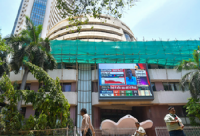 हरे निशान में खुला भारतीय शेयर बाजार, निफ्टी 24,700 स्तर से ऊपर कर रहा कारोबार