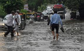 मेरठ में झमाझम बारिश से गिरा तापमान, स्कूल बंद होने से बच्चों की खुशी