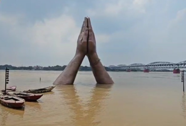 वाराणसी में गंगा का उफान, नमो घाट भी बाढ़ की चपेट में, हजारों लोग बेघर, प्रशासन अलर्ट 