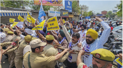 कश्मीर में भाजपा के खिलाफ जन आंदोलन,आप विधायक गिरफ्तार,धारा 163 लागू,इंटरनेट बंद,पुलिस से झड़प,आंसू गैस के गोले छोड़े,पिता बोले- बेटा निर्दोष