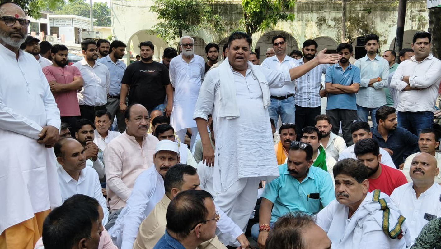 मुजफ्फरनगर में टोल डिप्टी मैनेजर हत्याकांड: त्यागी भूमिहार ब्राह्मण समाज ने घेरा DM कार्यालय