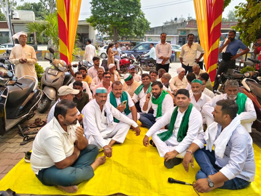 मुज़फ्फरनगर में मुआवज़े की मांग पर भाकियू का प्रदर्शन, बाइक एजेंसी के खिलाफ रामपुर तिराहे पर दिया धरना