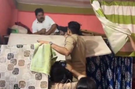 Akhilesh का करीबी नेता गद्दा ओढ़कर छज्जे पर लेटा मिला, फिल्मी अंदाज में यूं दबोचा गया