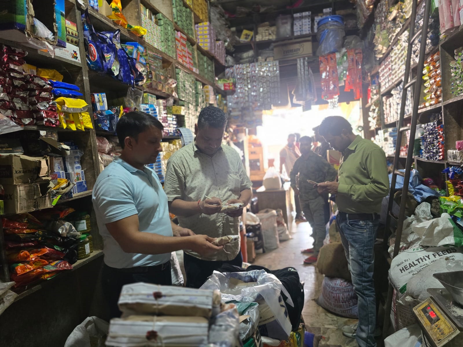 मुज़फ्फरनगर में नवरात्रि-दशहरा से पहले मिलावटखोरों पर नकेल, खाद्य सुरक्षा विभाग ने की छापेमारी