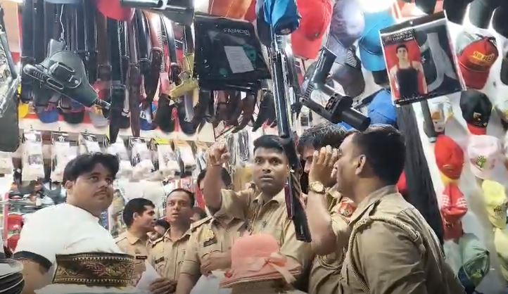 मुजफ्फरनगर में नकली हथियारों के खिलाफ पुलिस ने चलाया अभियान, दर्जनों टॉय गन बरामद