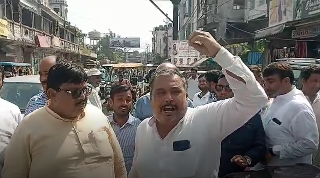 मुजफ्फरनगर में बीजेपी जिलाध्यक्ष ने पुलिस के ख़िलाफ़ किया प्रदर्शन, कार पर बीजेपी के झंडे को लेकर हुआ था विवाद !