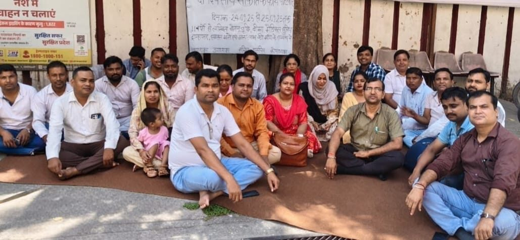 मुजफ्फरनगर: विकास भवन पर आजीविका मिशन कर्मचारियों का दो दिवसीय कार्य बहिष्कार, कामकाज ठप