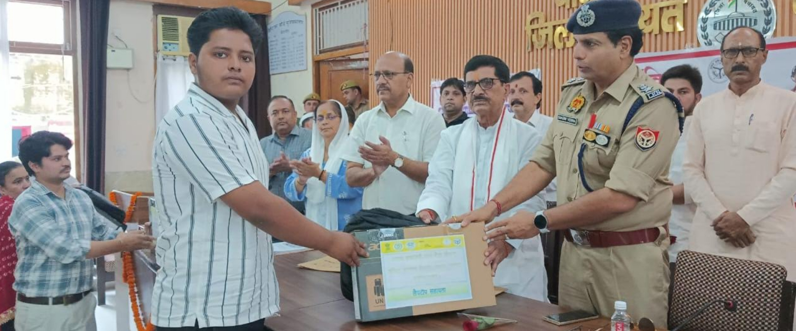 मुज़फ्फरनगर में छात्र-छात्राओं के खिले चेहरे, मुख्यमंत्री बाल सेवा और कन्या सुमंगला योजना के तहत मिले लैपटॉप व धनराशि