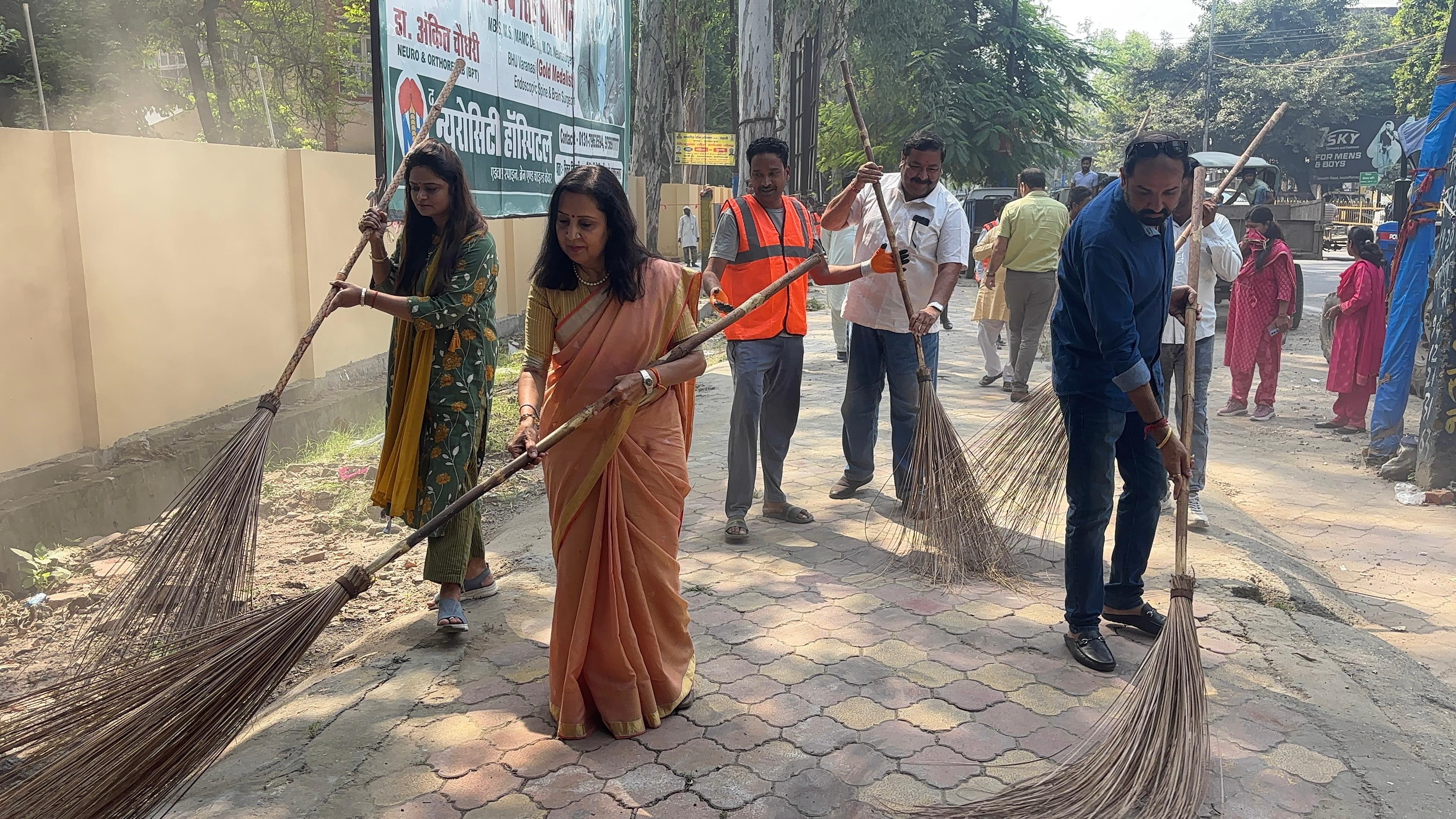 मुज़फ्फरनगर में सड़कों पर उतरीं पालिकाध्यक्ष मीनाक्षी स्वरूप, झाड़ू लगाकर दिया स्वच्छता का संदेश