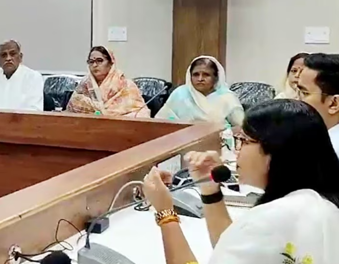 मध्य प्रदेश में 'पहले कुर्सी से उठो, पीछे बैठो...' DM रुचिका चौहान का महिला पार्षदों के पतियों पर फूटा गुस्सा, भरी मीटिंग में लगाई फटकार
