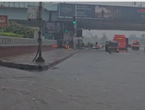 मुंबई में लगातार बारिश के जनजीवन बेहाल, मौसम विभाग ने जारी किया ऑरेंज अलर्ट