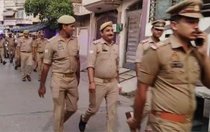 संभल में त्योहारों को लेकर पुलिस ने निकाली फ्लैग मार्च, सीओ ने दी चेतावनी 
