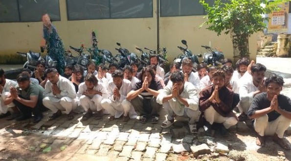 फिरोजाबाद में बारावफात जुलूस के बाद 30 हुड़दंगियों की गिरफ्तारी, 5 पुलिसकर्मी निलंबित