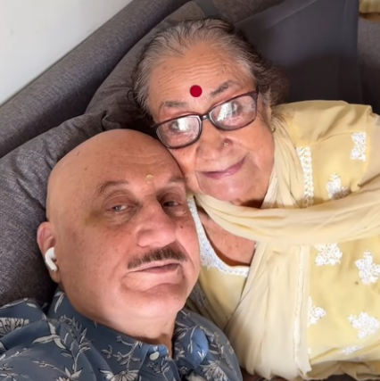 'मिडिल क्लास फैमिली की प्यारी बातें'... अनुपम खेर ने मां और भाई के साथ पोस्ट किया दिल छूने वाला वीडियो