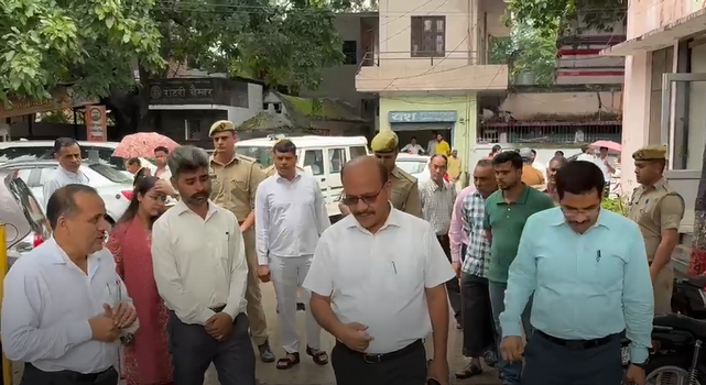 मुजफ्फरनगर में 200 साल पुरानी कलेक्ट्रेट बिल्डिंग का डीएम ने किया निरीक्षण, बारिश से बढ़ा खतरा