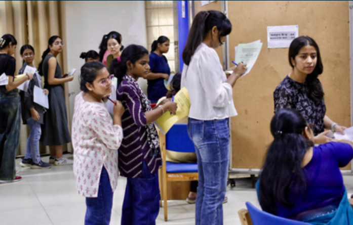 डूसू चुनाव: वोटिंग के बीच एबीवीपी और एनएसयूआई आमने-सामने, आरोप-प्रत्यारोप तेज़