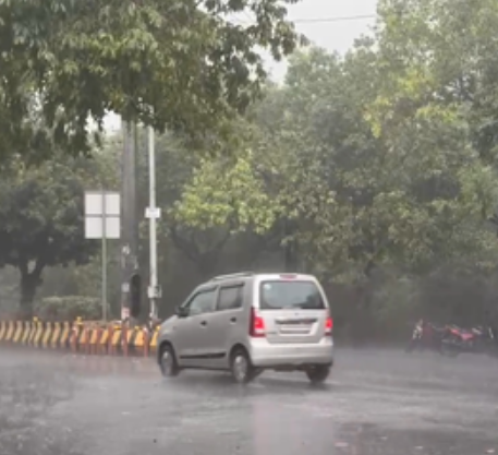 दिल्ली-एनसीआर में झमाझम बारिश से मौसम सुहाना, गर्मी से मिली राहत