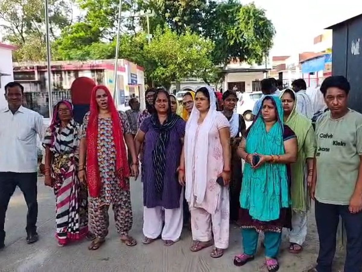अमरोहा सड़क हादसे में सेल्समैन की मौत से मचा बवाल, परिवार ने थाने में किया हंगामा