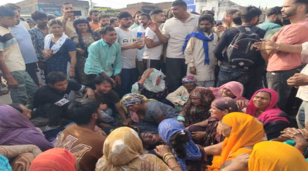 बिजनौर में संदिग्ध परिस्थितियों में युवक की मौत, परिजनों ने थाने पर शव रखकर किया प्रदर्शन