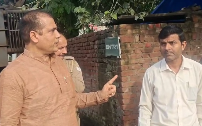 लोनी में जलभराव पर विधायक नंदकिशोर गुर्जर का एक्शन, अधिकारियों को लगाई फटकार