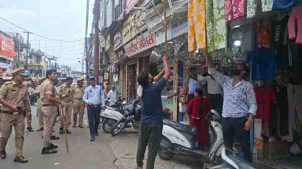 मुजफ्फरनगर यातायात पुलिस का अतिक्रमण मुक्त अभियान, व्यापारियों को हो रही समझाने की कोशिश !