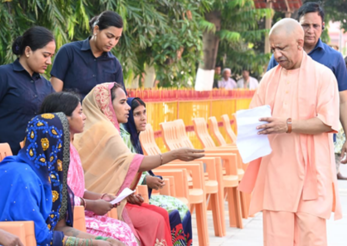 गोरखनाथ मंदिर में जनता दर्शन: सीएम योगी ने जरूरतमंदों तक कल्याणकारी योजनाओं की पहुँच सुनिश्चित करने के दिए निर्देश