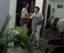 हापुड़ में अवैध हथियार केस में दबिश देने गई पुलिस से महिलाओं की हाथापाई, दो दरोगाओं की वर्दी फाड़ी