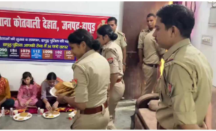 हापुड़ थाने में दुर्गाष्टमी पर हुआ कन्या पूजन, वीडियो वायरल