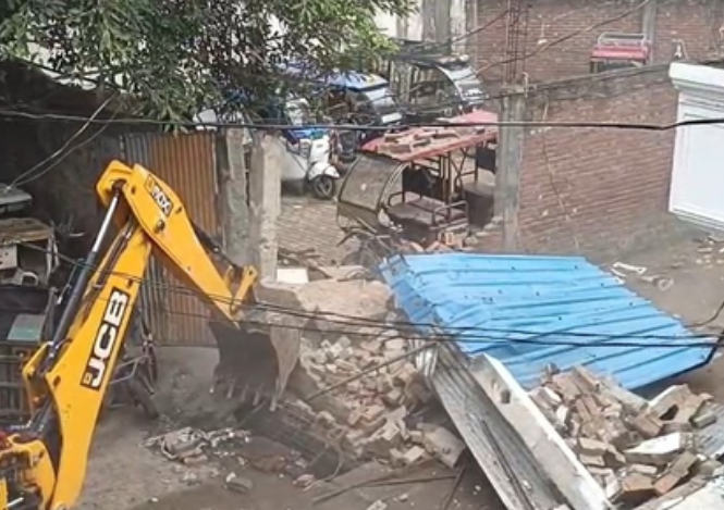 बरेली में तौकीर रजा के रिश्तेदार पर बुलडोजर एक्शन, नाले की जमीन से कब्जा हटाया
